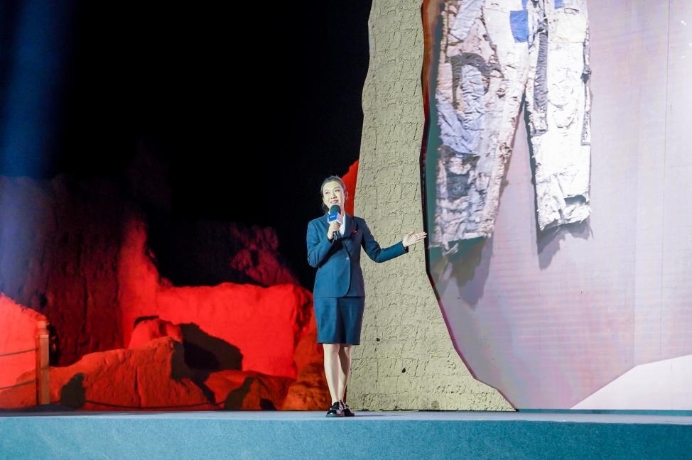 顧晨葉在“何以中國·五星出東方”網(wǎng)絡(luò)主題宣傳活動現(xiàn)場演講。人民視頻供圖