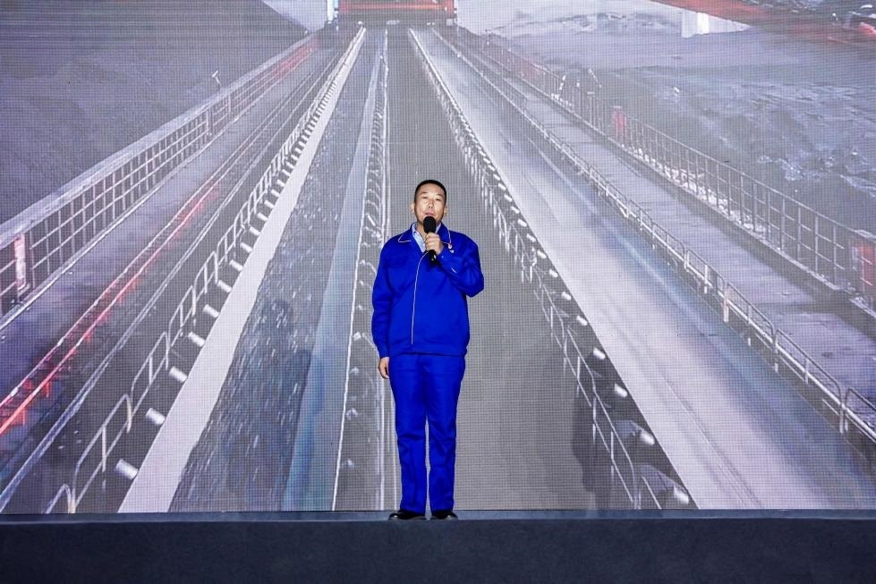 邵旭鵬在“何以中國·五星出東方”網(wǎng)絡(luò)主題宣傳活動現(xiàn)場演講。人民視頻供圖