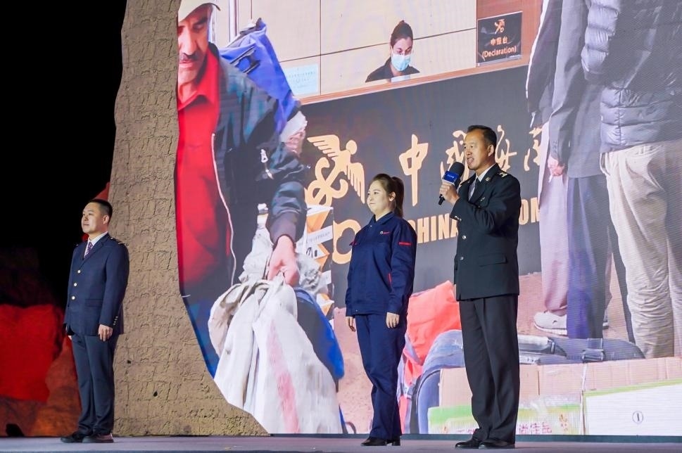 張曉波（右一）在“何以中國·五星出東方”網(wǎng)絡(luò)主題宣傳活動現(xiàn)場演講。人民視頻供圖