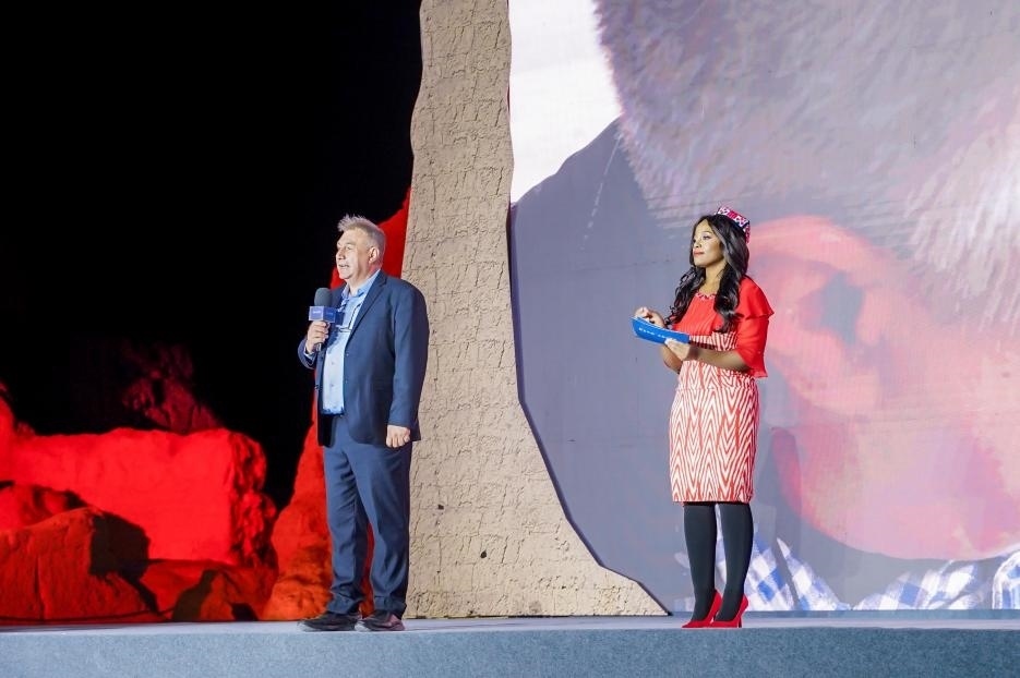 丹尼（左一）在“何以中國·五星出東方”網(wǎng)絡(luò)主題宣傳活動現(xiàn)場演講。人民視頻供圖