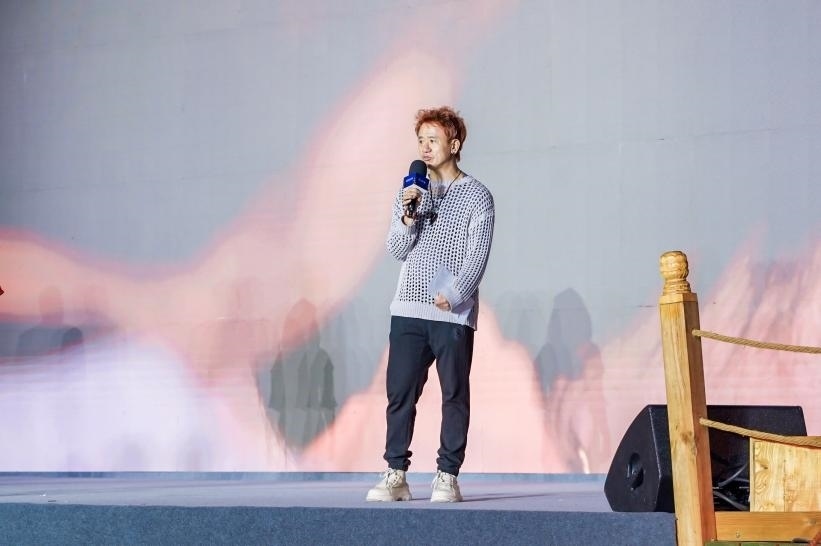 安鐘旭在“何以中國·五星出東方”網(wǎng)絡(luò)主題宣傳活動現(xiàn)場演講。人民視頻供圖