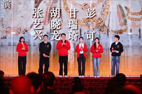 《受到召喚·敦煌》眾演員與現場觀眾互動交流。主辦方供圖