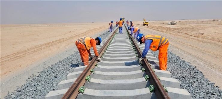 阿提哈德鐵路二期A標項目施工中。中建中東供圖