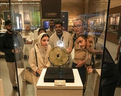 阿聯(lián)酋青年在良渚文化博物院參觀。中國銀行供圖