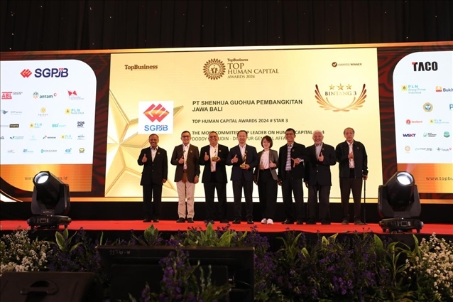 國(guó)能印尼爪哇發(fā)電公司董事長(zhǎng)趙志剛（左四）與其他獲獎(jiǎng)?wù)吆嫌?。?guó)能印尼爪哇發(fā)電公司供圖