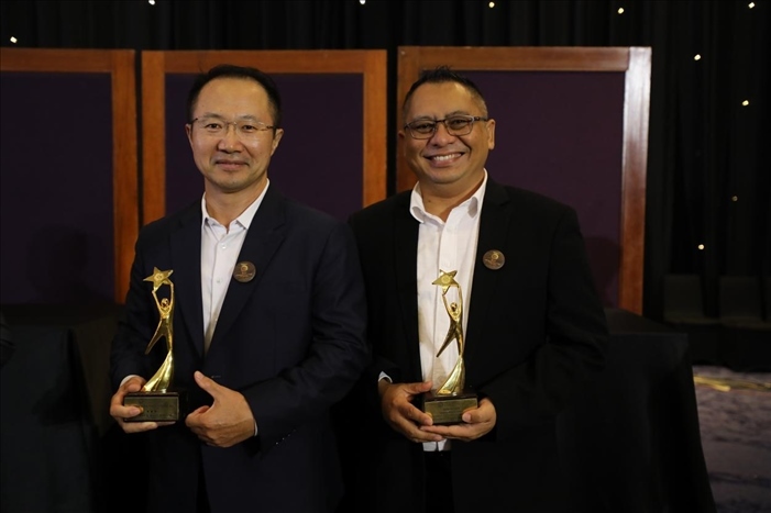 趙志剛與多迪獲獎(jiǎng)后合影。國(guó)能印尼爪哇發(fā)電公司供圖