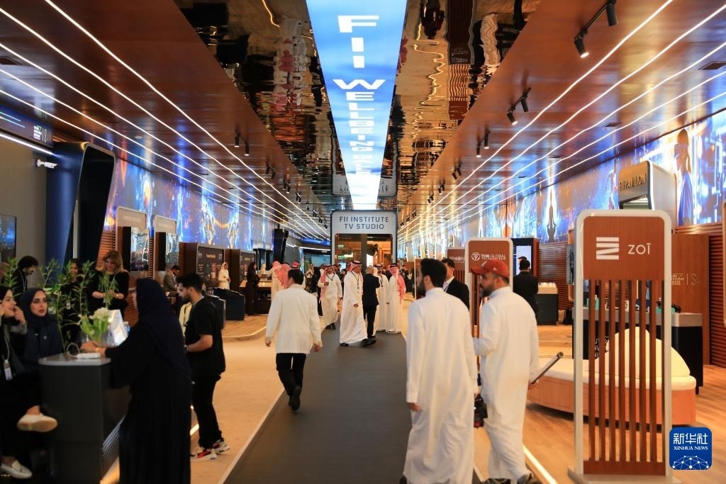 10月31日，在沙特阿拉伯首都利雅得，人們參加第八屆沙特“未來投資倡議”大會(huì)。新華社記者 隋先凱 攝