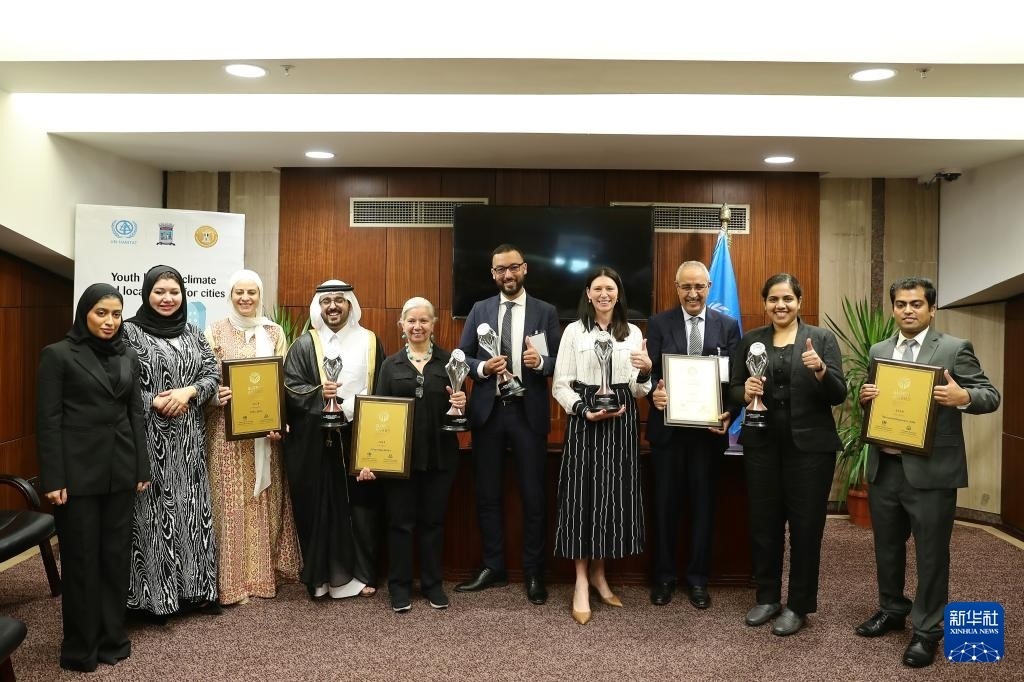 10月31日，在埃及亞歷山大，獲得第二屆全球可持續(xù)發(fā)展城市獎（上海獎）的城市代表合影。新華社記者 王東震 攝