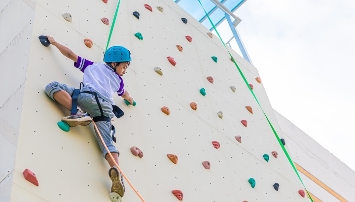 浙江臺州，正在學習攀巖課程的小學生