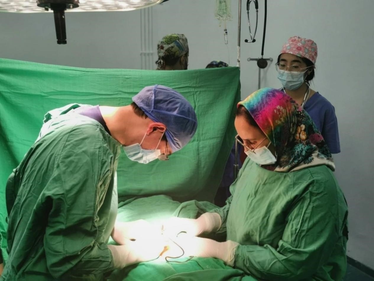 中國醫(yī)療隊(duì)員與當(dāng)?shù)蒯t(yī)生合作開展手術(shù)。第196批中國援助摩洛哥醫(yī)療隊(duì)塞達(dá)特分隊(duì)供圖