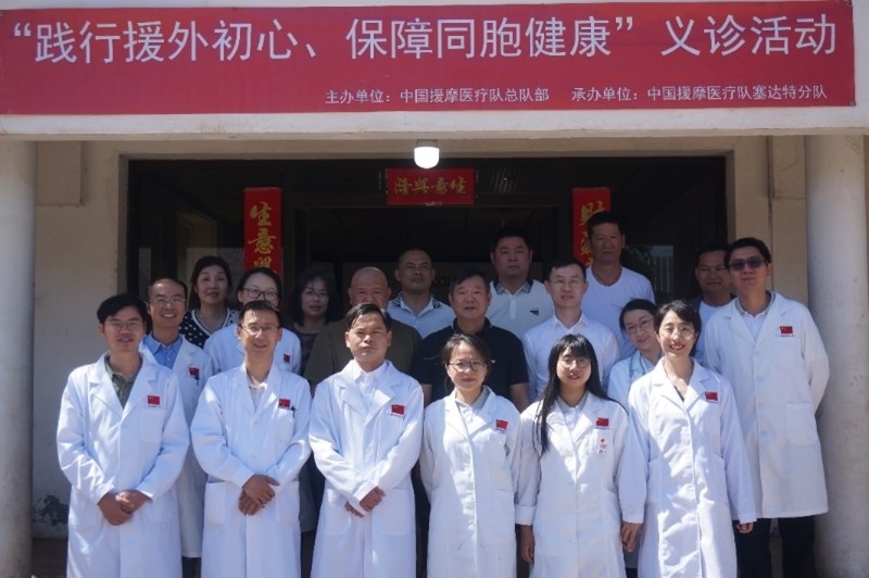 今年6月，援摩中國醫(yī)療隊(duì)塞達(dá)特分隊(duì)在當(dāng)?shù)刂匈Y企業(yè)舉辦義診活動(dòng)。第196批中國援助摩洛哥醫(yī)療隊(duì)塞達(dá)特分隊(duì)供圖