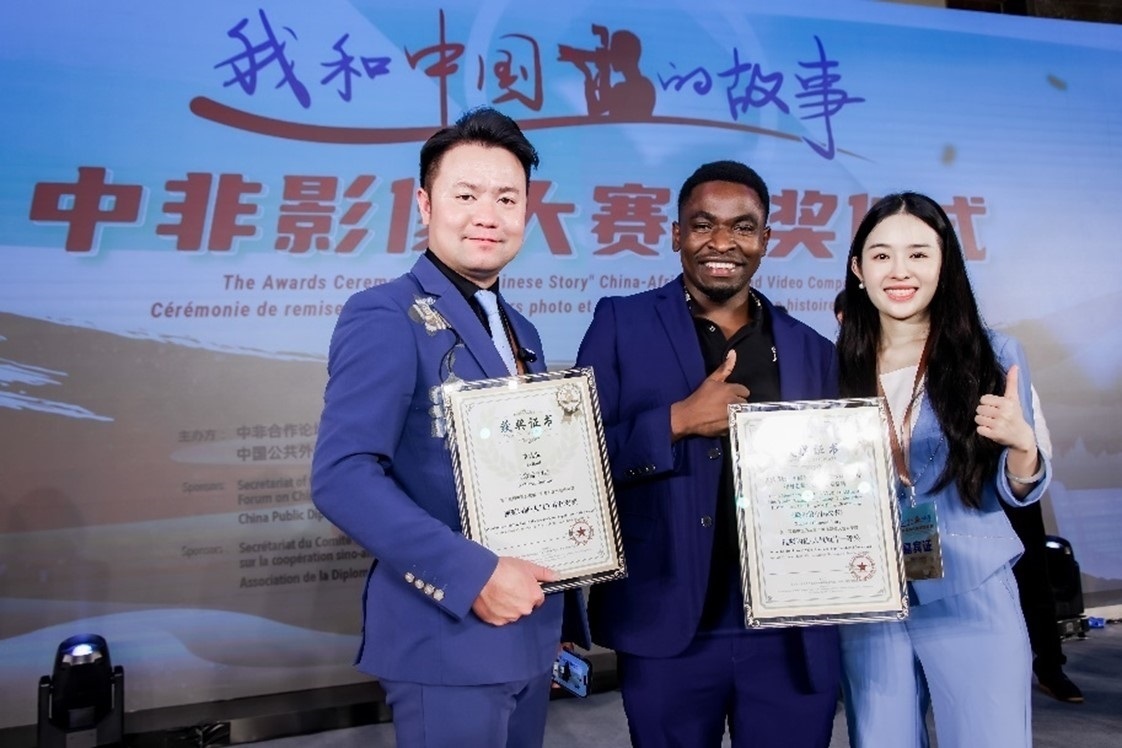 王曉樂（中）與其他嘉賓合影。主辦方供圖