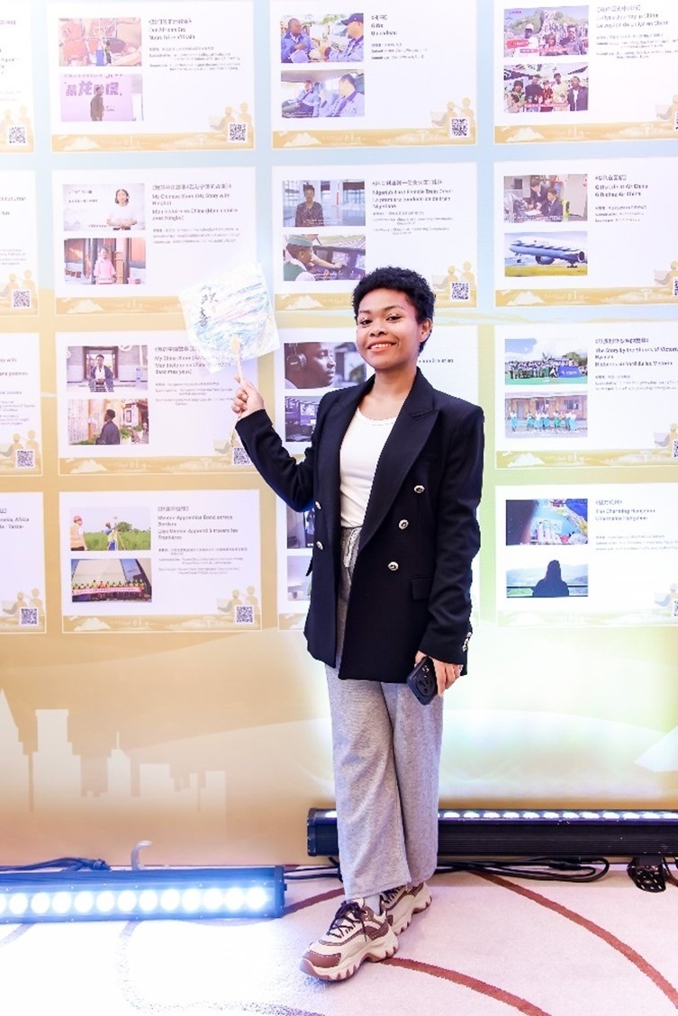 愈靈兒和她的作品合影。主辦方供圖