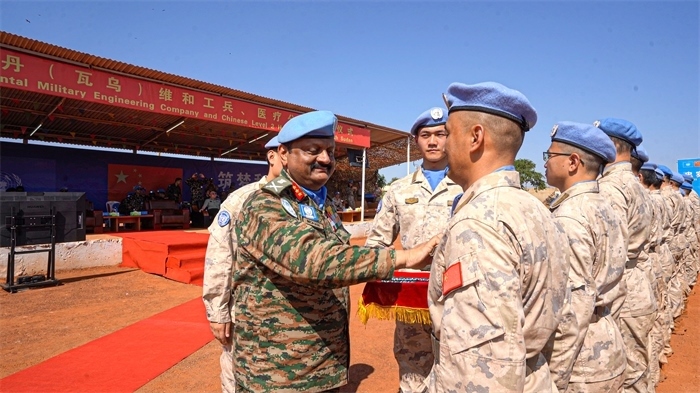 聯(lián)南蘇團(tuán)部隊(duì)司令莫漢中將為維和官兵授勛。秦貴君攝