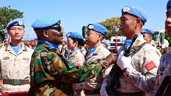 聯(lián)南蘇團(tuán)西戰(zhàn)區(qū)司令多米尼克準(zhǔn)將為維和官兵授勛。孫千攝