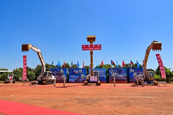 工程機(jī)械特技展示。王軍杰攝