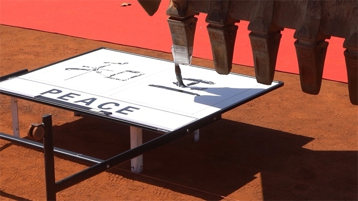 工程機(jī)械表演寫書法。王皓宇攝