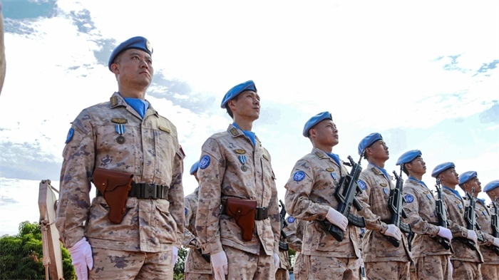 維和官兵整齊列隊(duì)。鄧原淘攝