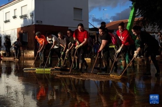 11月2日，居民在西班牙烏鐵爾清理房屋。新華社記者 孟鼎博 攝
