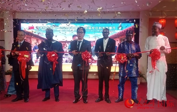 嘉賓們?yōu)橛耙曊共ピ禄顒?dòng)剪彩。人民網(wǎng)記者 姜宣攝