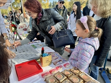 活動現(xiàn)場外賓體驗中國書法。 中國駐保加利亞大使館供圖。