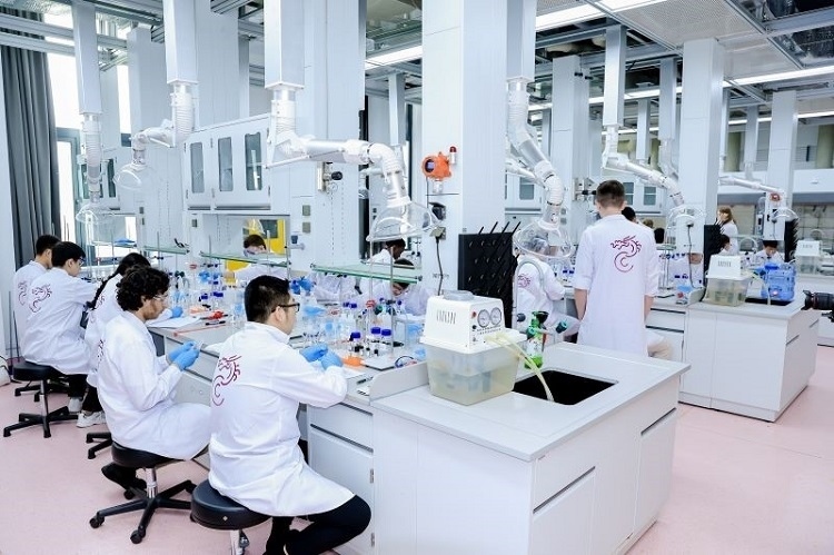 中外學(xué)生同堂做實(shí)驗(yàn)。深北莫供圖