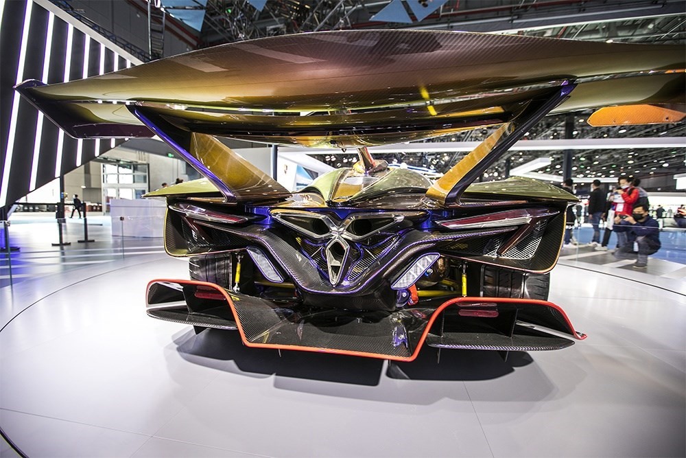 2020年11月5日，上海，來(lái)自德國(guó)的全球首款全碳纖維跑車亮相進(jìn)博會(huì)。該車總重量只有1250KG。