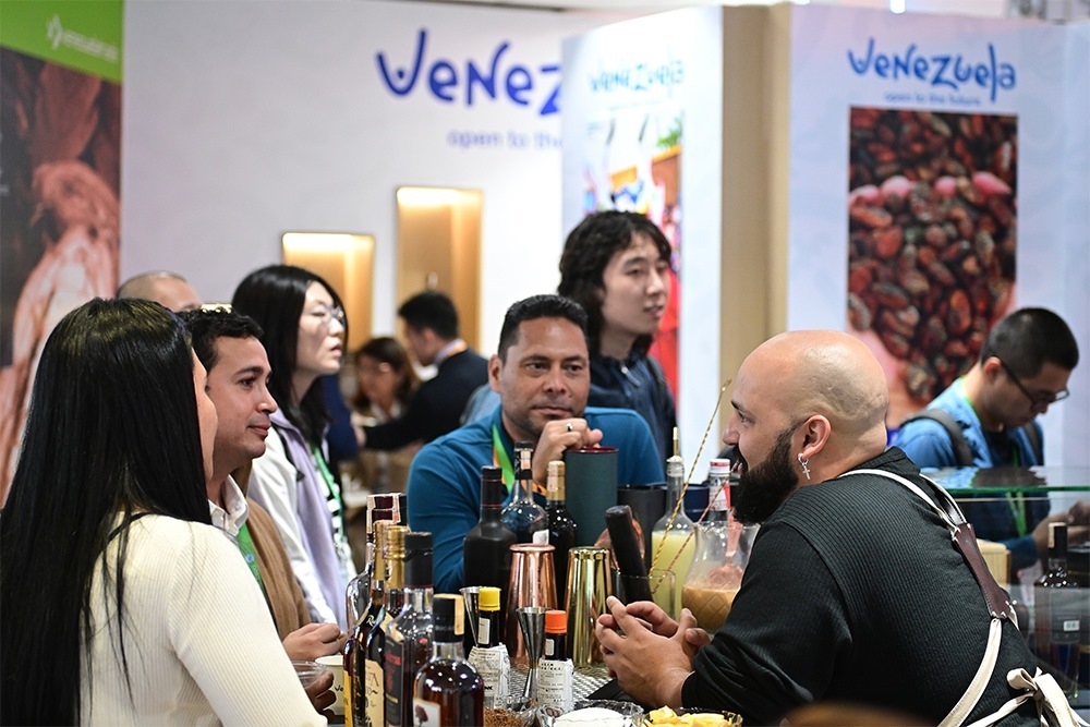 2023年11月9日，上海，觀眾在進(jìn)博會(huì)委內(nèi)瑞拉館參觀、交流、洽談。