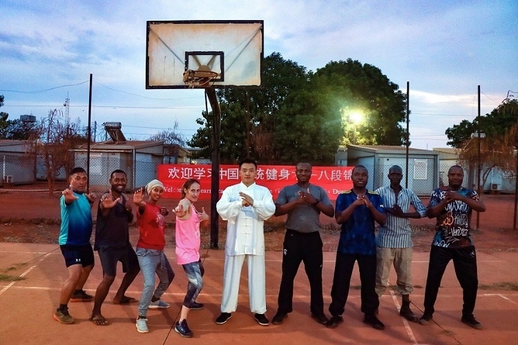 組織八段錦教學。王軍杰 攝