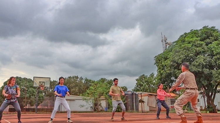 認真學習動作。孫亞斌 攝