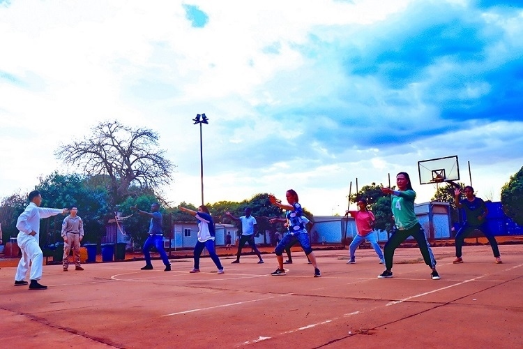 示范標準動作。鄧原淘攝