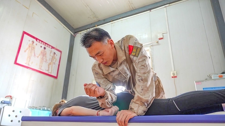 體驗中醫(yī)推拿。王軍杰攝