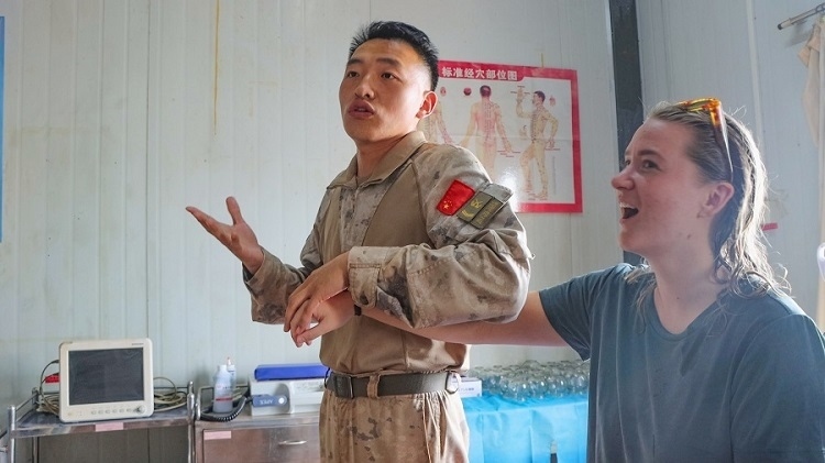 體驗中醫(yī)針灸。羅詩穎攝