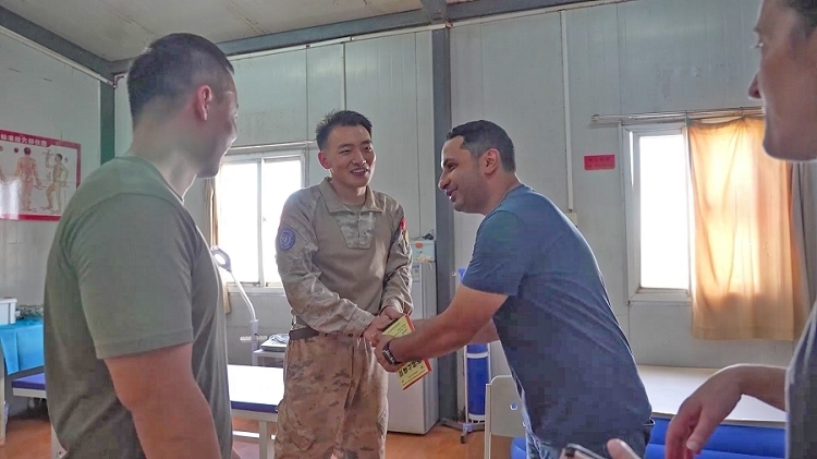 外國友人致謝。王軍杰攝