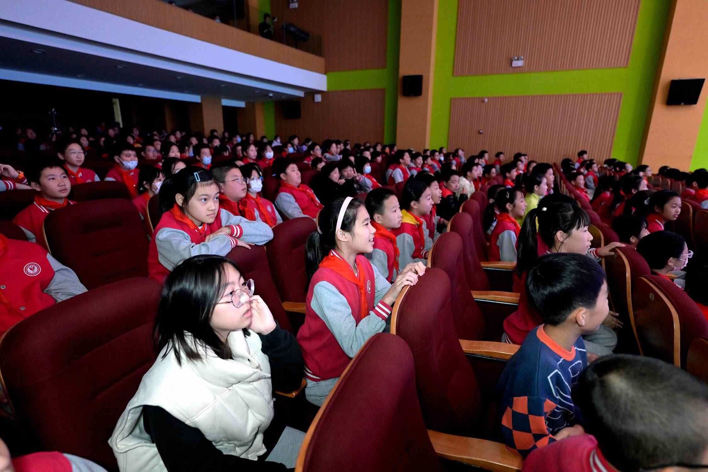 花校區(qū)學(xué)生現(xiàn)場歡呼照片。主辦方供圖