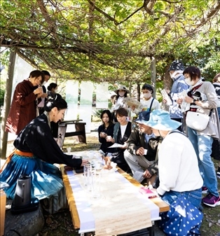 游客們在浙江體驗區(qū)品茶。