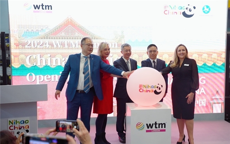 中外嘉賓為中國館開幕點(diǎn)亮水晶球。吳若鳴攝