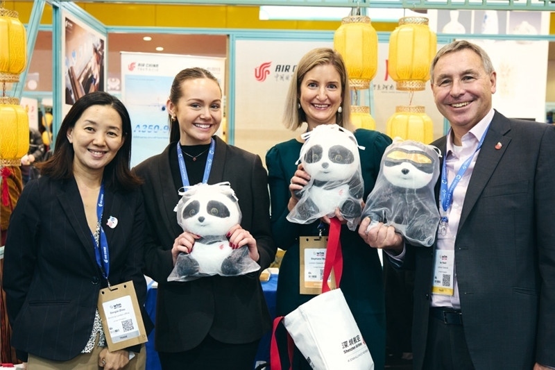 “中國館”展區(qū)現(xiàn)場洽談。 楊浩鵬攝