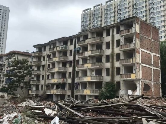 圖為拆遷中的合肥儀表廠宿舍。 合肥市蕪湖路街道 提供