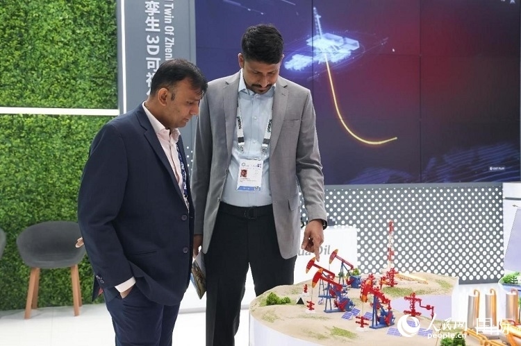 觀眾在了解中企產(chǎn)品。人民網(wǎng)記者任皓宇攝 