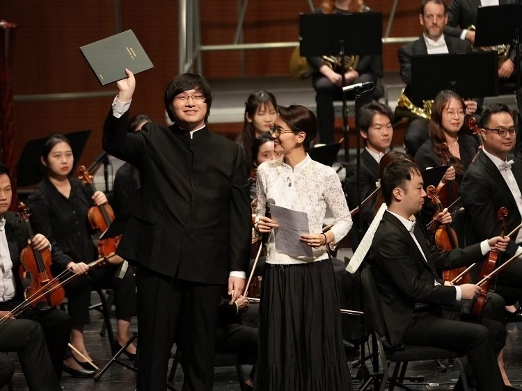 小澤征良向俞潞贈送小澤征爾使用過的《第五交響曲》樂譜。演出方供圖