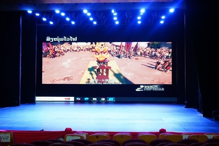 “露天電影院——中老優(yōu)秀電影巡映”首映式上放映老撾語配譯的中國動(dòng)畫電影《雄獅少年》。主辦方供圖