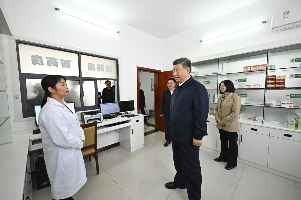 2024年11月5日，習(xí)近平在湖北省咸寧市嘉魚(yú)縣潘家灣鎮(zhèn)四邑村衛(wèi)生室考察。習(xí)近平指出：“要進(jìn)一步加強(qiáng)黨建引領(lǐng)，抓住‘一老一小’這個(gè)重點(diǎn)，更加精準(zhǔn)有效地為群眾排憂解難。”