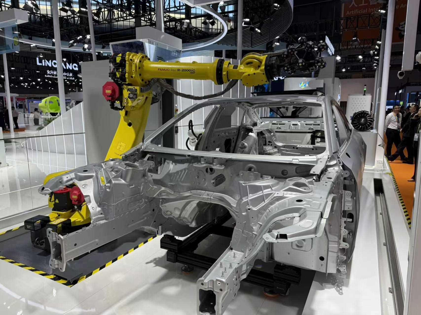 在汽車制造展區(qū)，高精度智能檢測裝備正在模擬檢測汽車車身。人民網(wǎng)記者 王仁宏攝