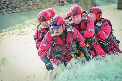  山東省日照市消防救援支隊消防員正在進(jìn)行多人淺灘涉水橫渡訓(xùn)練。圖片由國家消防救援局提供