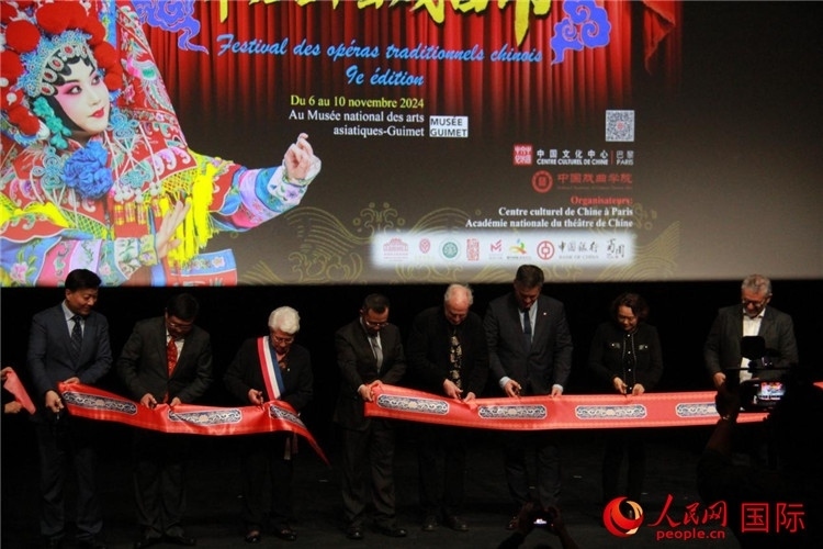 戲劇節(jié)開幕剪彩。人民網(wǎng)記者 尚凱元攝