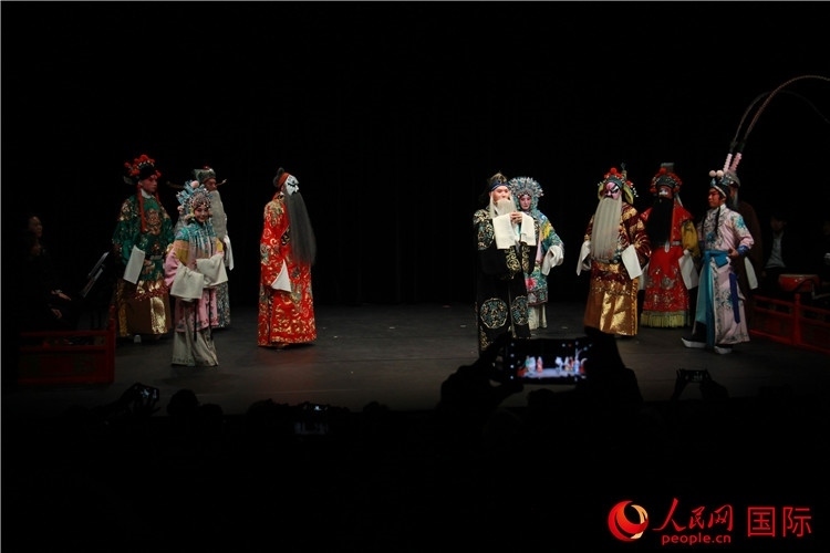 演員向觀眾謝幕。人民網(wǎng)記者 尚凱元攝