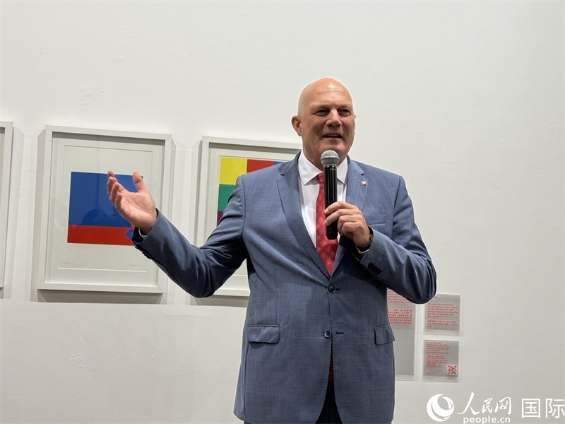 11月8日，瑞士駐華大使白瑞誼在“瑞士經(jīng)典設(shè)計展”開幕式上發(fā)表致辭。（人民網(wǎng) 謝瑩攝）