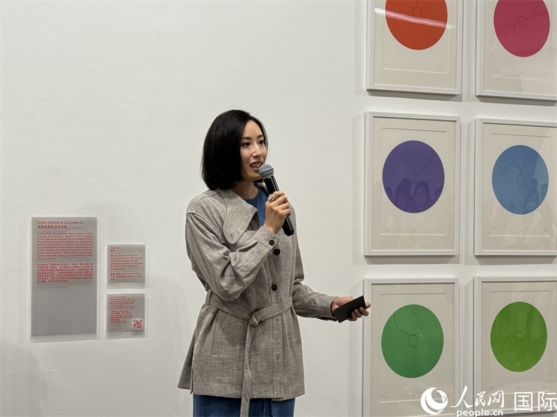 11月8日，今日美術(shù)館館長張然在“瑞士經(jīng)典設(shè)計展”開幕式上發(fā)表致辭。（人民網(wǎng) 謝瑩攝）