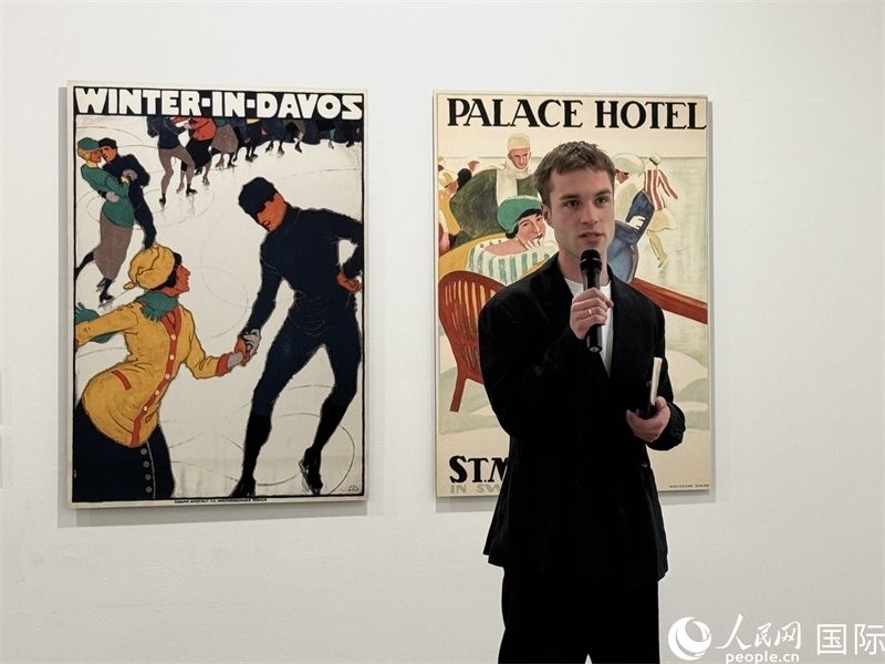 11月8日，“瑞士經(jīng)典設(shè)計展”策展人言照壁向與會嘉賓導覽。（人民網(wǎng) 謝瑩攝）